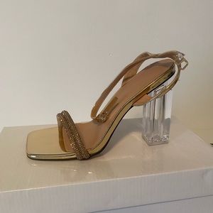Blocked gold heel
